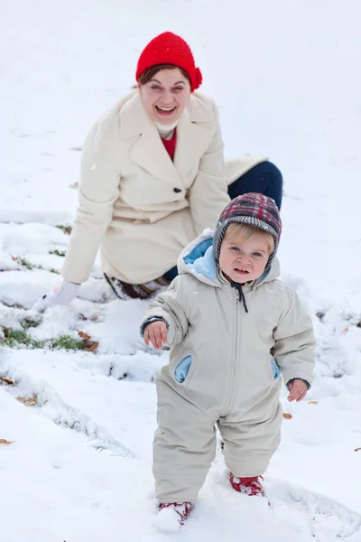 Moeder en kleine peuter jongen op winterdag — Stockfoto