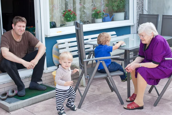 Babička, otec a dva chlapci batole v létě — Stockfoto
