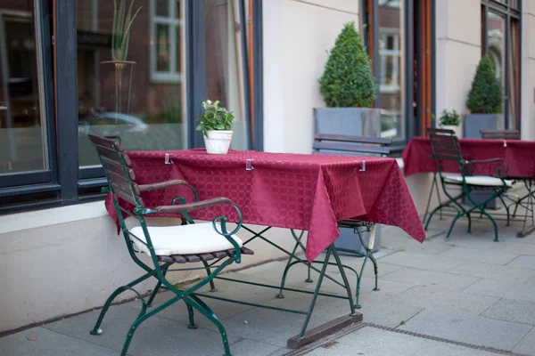 Mesa y sillas en restaurante al aire libre — Foto de Stock