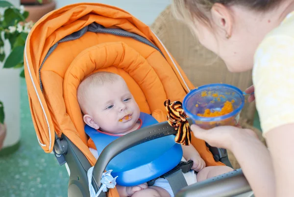 Adorável bebê menino primeira vez comer refeição — Fotografia de Stock