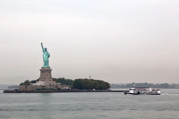 Estatua de la Libertad y ferry Imagen De Stock