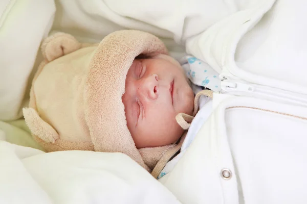 Vackra nyfött barn sova — Stockfoto
