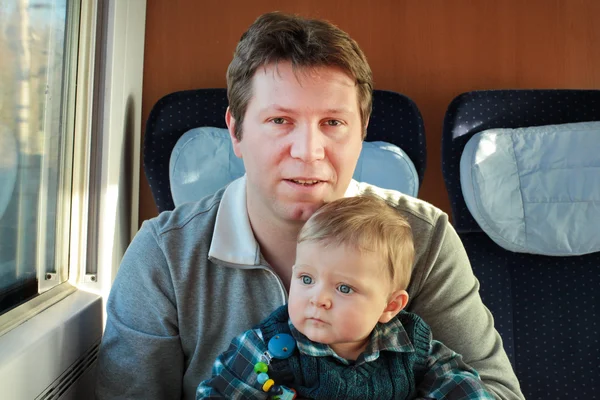 Młody chłopak ojca i maluch siedzi w pociągu — Zdjęcie stockowe
