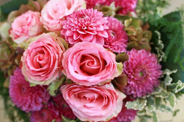 Buquê de casamento com rosas e cravos — Fotografia de Stock