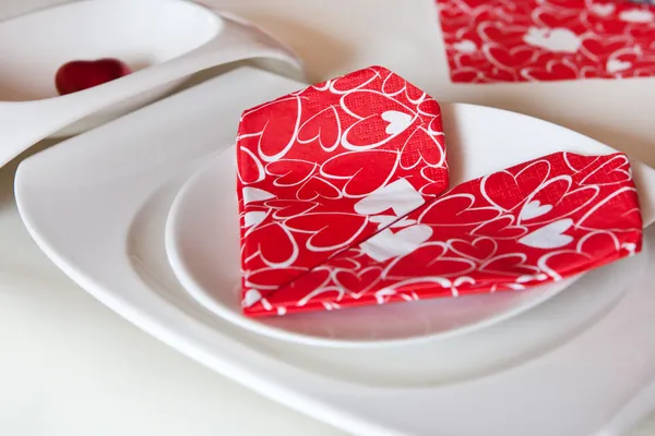 Detalle de mesa en rojo decorado para Valentín —  Fotos de Stock