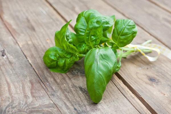 Basil bos op houten tafel — Stockfoto