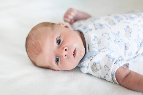 Menino recém-nascido com olhos azuis — Fotografia de Stock