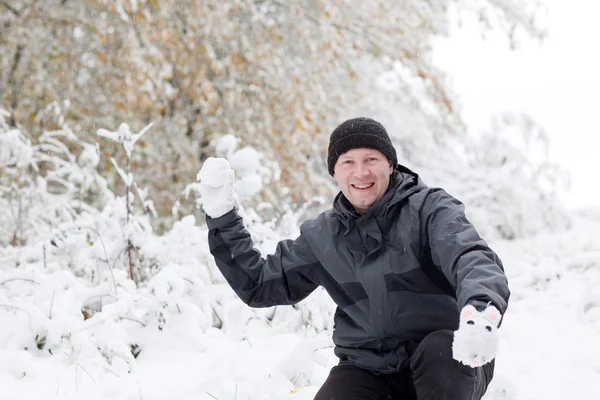 Genç adam kar ile eğleniyor — Stok fotoğraf