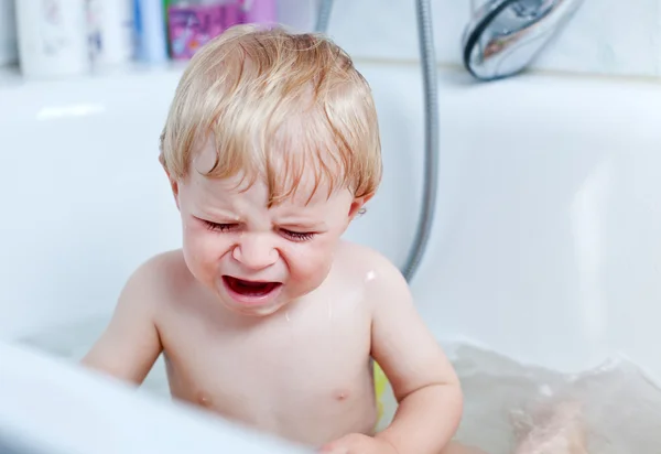 Bedårande barn med bad — Stockfoto