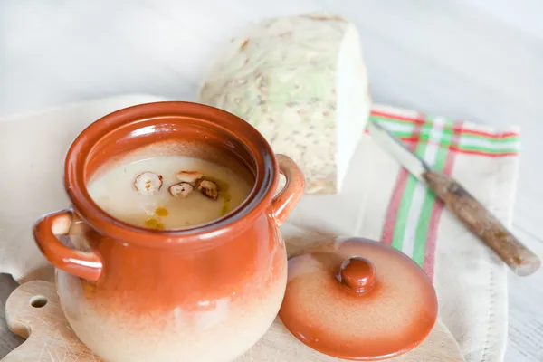 Selderij apple plantaardige room soep in bruin kom — Stockfoto
