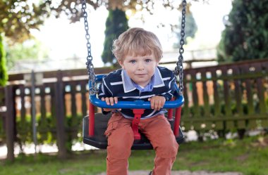 salıncakta eğleniyor güzel yürümeye başlayan çocuk