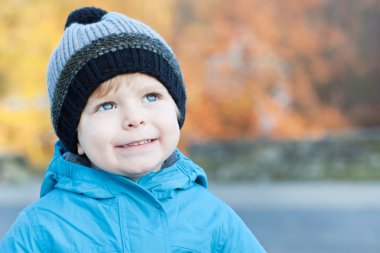 Rüyada mavi giysili güzel yürümeye başlayan çocuk
