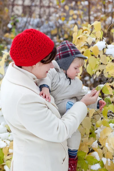 Mãe e criança menino se divertindo com neve no dia de inverno — Fotografia de Stock