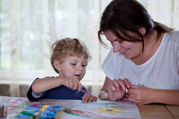 Junge Mutter und 2-jähriger Sohn zeichnen — Stockfoto