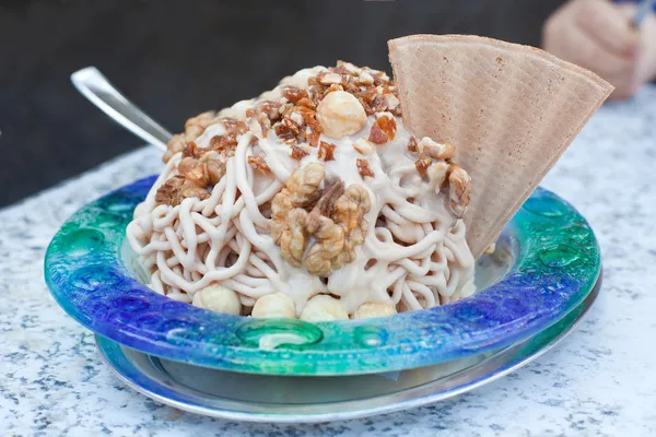 Nueces con helado y crema —  Fotos de Stock