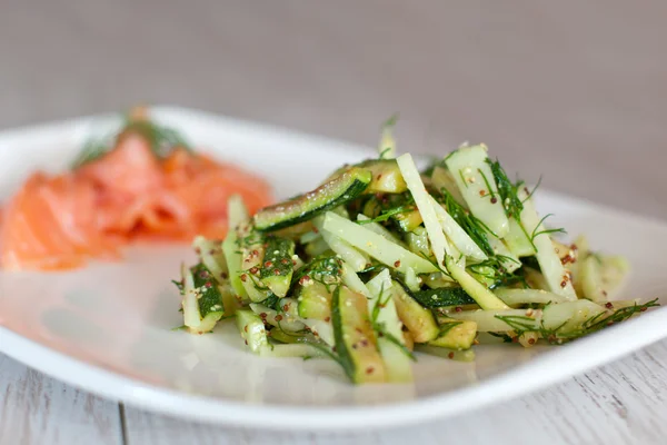 Arka plan üzerinde füme somon salatası yetiştirilmektedir — Stok fotoğraf
