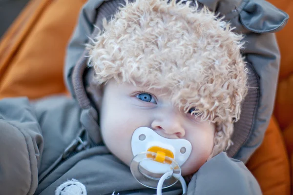 Imádnivaló baba fiú téli ruhák alszik babakocsi — Stock Fotó
