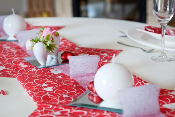 Cenário de mesa em vermelho decorado para Valentin — Fotografia de Stock