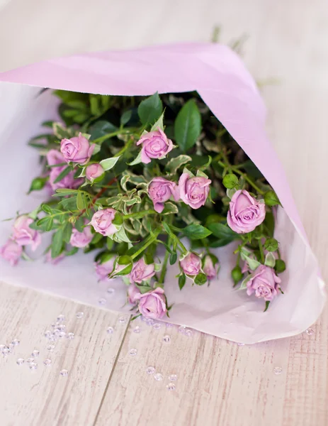 Ramo de rosas moradas decoradas con gotas de vidrio —  Fotos de Stock