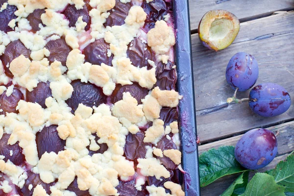 Torta di prugne e prugne fresche al forno — Foto Stock