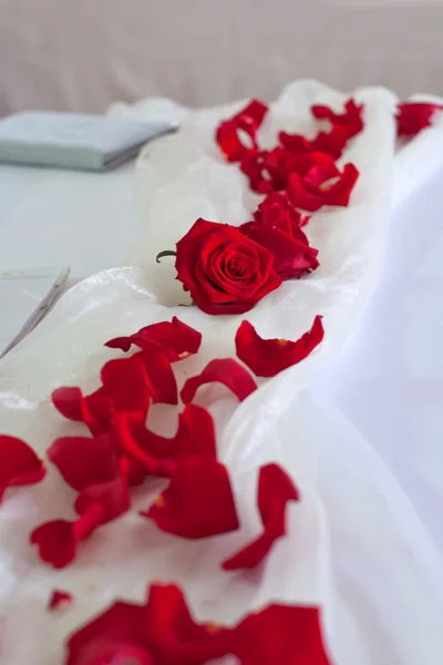 Decorazione di petali di rose rosse per una cerimonia nuziale — Foto Stock