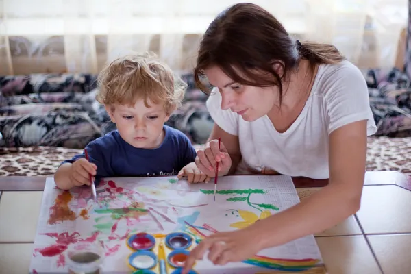 Joven madre y 2 años hijo dibujo — Foto de Stock