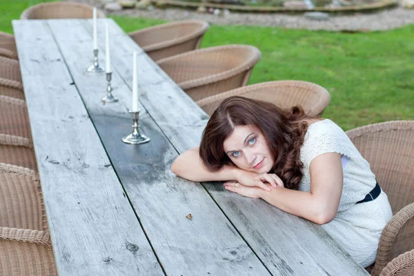 Hermosa mujer sentada en restaurante al aire libre —  Fotos de Stock