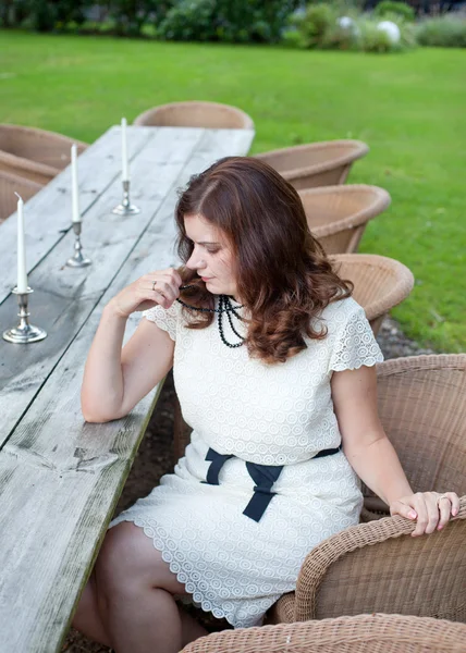 Belle femme assise dans un restaurant extérieur — Photo