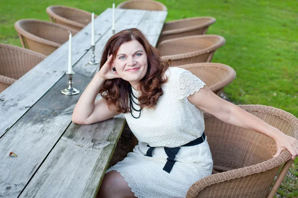 Mooie vrouw zittend in openlucht restaurant — Stockfoto