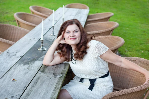 Mooie vrouw zittend in openlucht restaurant — Stockfoto