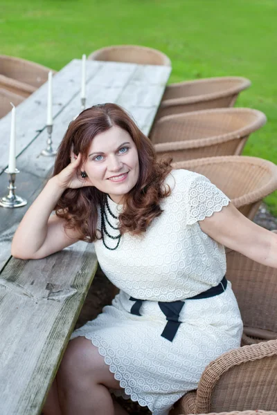 Schöne Frau sitzt in Restaurant im Freien — Stockfoto