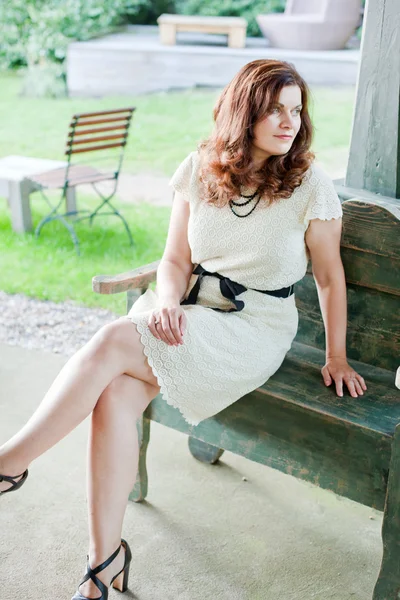 Belle femme assise dans un restaurant extérieur — Photo