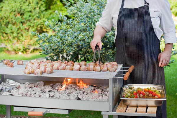 Cızırtılı Barbekü sopalarla et ve sebze ızgara — Stok fotoğraf