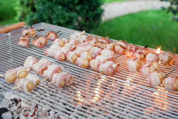 Sizzling barbecue sticks met vlees en groenten — Stockfoto