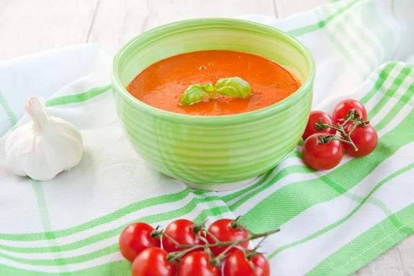 Sopa de tomate crema fresca con ajo orgánico y tomates — Foto de Stock