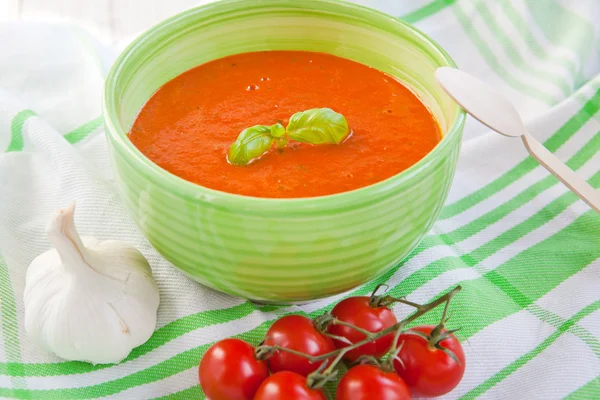 Verse room tomatensoep met organische knoflook en tomaten — Stockfoto