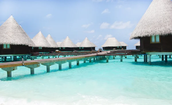 Ville sull'acqua sull'isola tropicale alle Maldive — Foto Stock