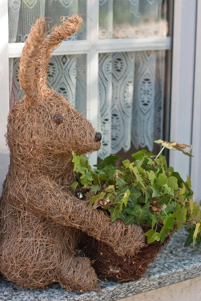 Fönsterdekoration med påskharen — Stockfoto