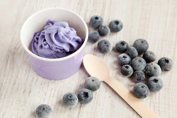 Frozen creamy ice yoghurt with whole blueberries Royalty Free Stock Images