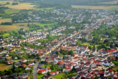gün batımı sırasında Alman küçük bir kasaba göster