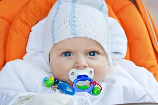 Mooie peuter jongen in witte winterkleren — Stockfoto