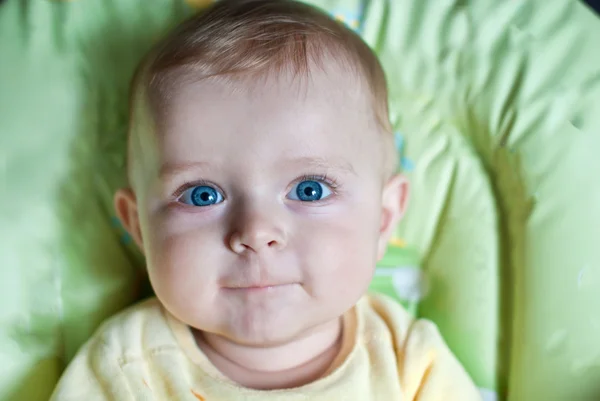 Adorável menino sentado em cadeira de bebê — Fotografia de Stock