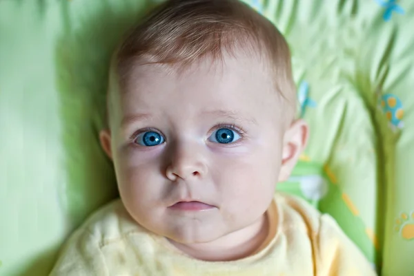 Adorável menino sentado em cadeira de bebê — Fotografia de Stock