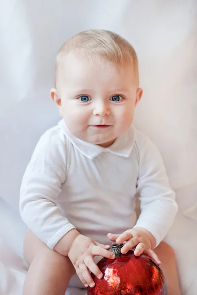 Menino bonito brincando com bolas de árvore de Natal — Fotografia de Stock