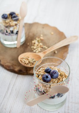 taze yaban mersini ile doğal yoğurt