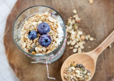 taze yaban mersini ile doğal yoğurt