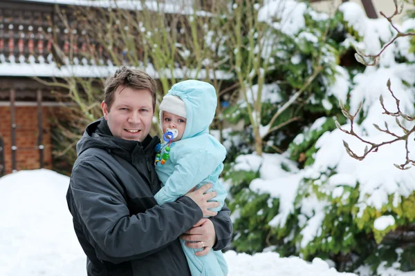 Genç Baba ve bebek soğuk kış gününde — Stok fotoğraf