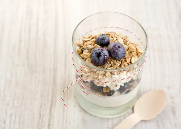 Natural yogurt with fresh blueberries — Stock Photo, Image