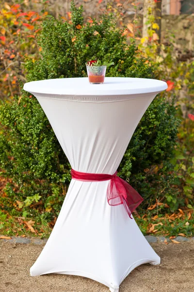 Tavolo da bar decorato per matrimoni all'aperto — Foto Stock
