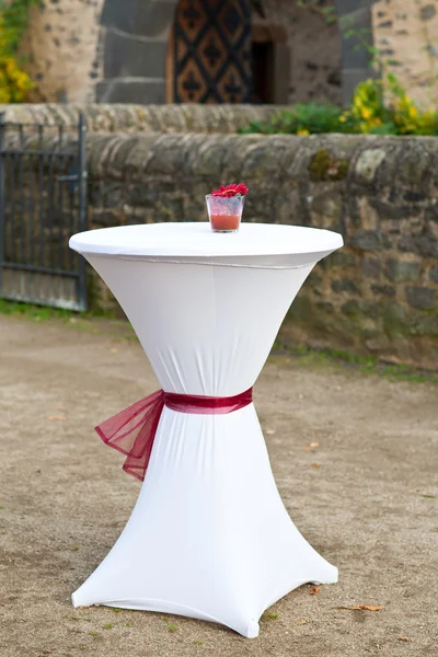 Mesa de bar decorada para bodas al aire libre —  Fotos de Stock